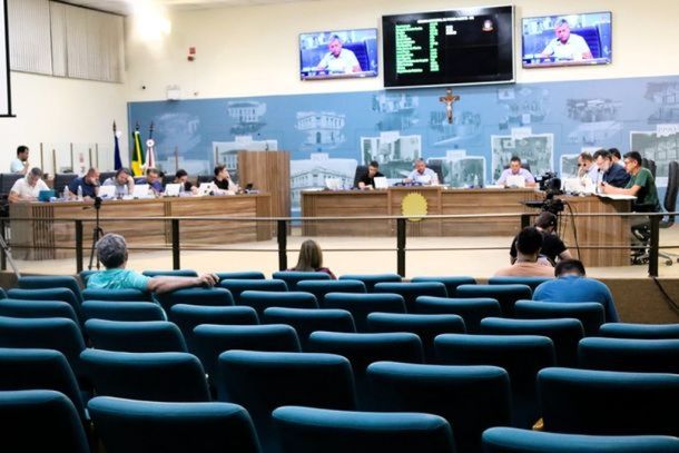 A sess&atilde;o acontece no Plen&aacute;rio da C&acirc;mara &agrave;s 18h e &eacute; aberta ao p&uacute;blico
