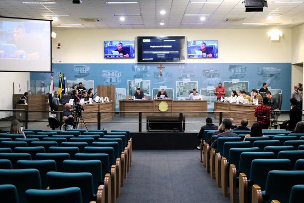  A sess&atilde;o acontece no Plen&aacute;rio da C&acirc;mara &agrave;s 18h e &eacute; aberta ao p&uacute;blico. 