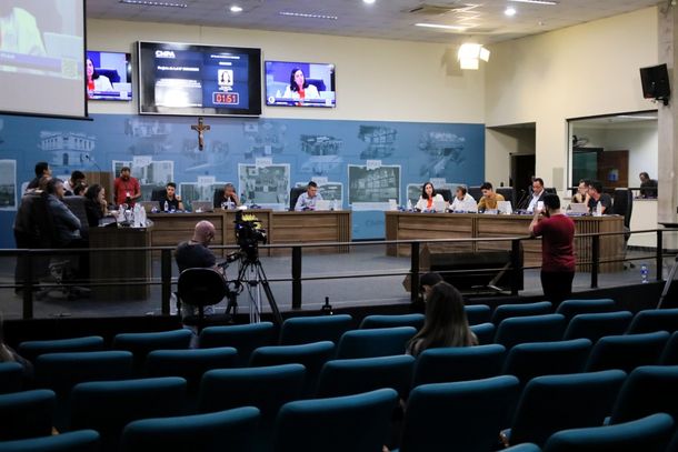 A sess&atilde;o acontece no Plen&aacute;rio da C&acirc;mara &agrave;s 18h e &eacute; aberta ao p&uacute;blico