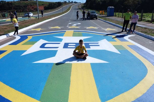 Crian&ccedil;as e seus familiares participaram da pintura do grande mural tem&aacute;tico 