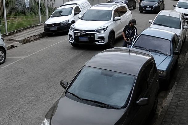 O furto ocorreu pr&oacute;ximo &agrave; Pra&ccedil;a Jo&atilde;o Pinheiro, local de grande movimenta&ccedil;&atilde;o de ve&iacute;culos e pessoas 