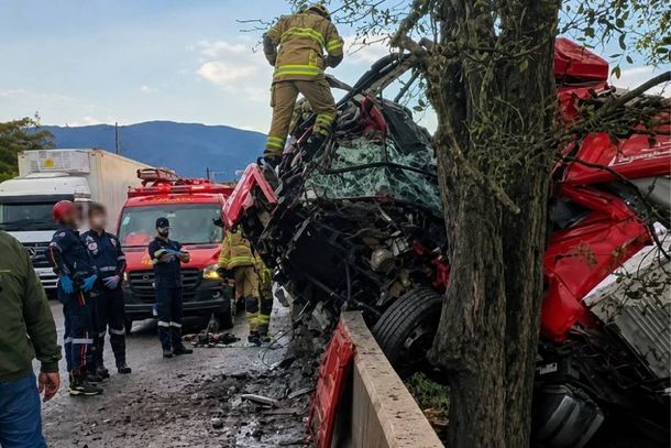 O motorista ficou gravemente ferido ap&oacute;s o ve&iacute;culo sair da pista e colidir contra &aacute;rvores