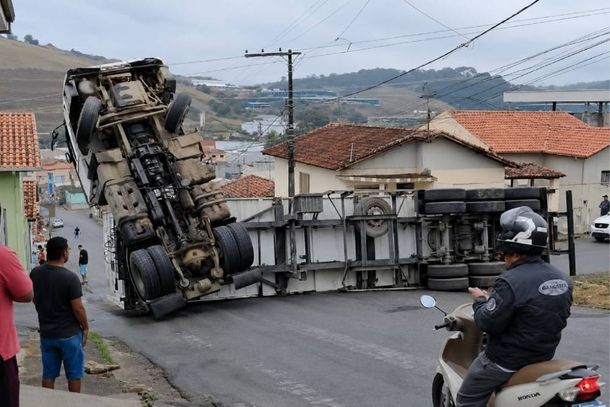 O ve&iacute;culo de carga ficou com toda a sua frente suspensa em plena via p&uacute;blica 