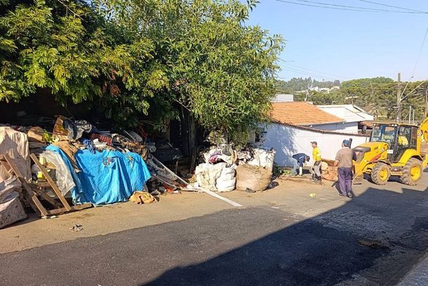 Equipes da Prefeitura utilizaram uma p&aacute;-carregadeira para retirar as toneladas de material acumulado no im&oacute;vel 