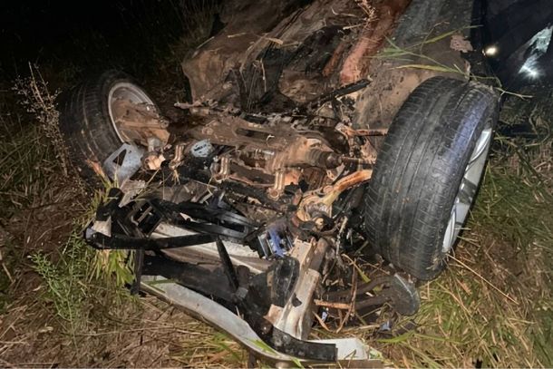 Como impacto o autom&oacute;vel saiu da pista e capotou 