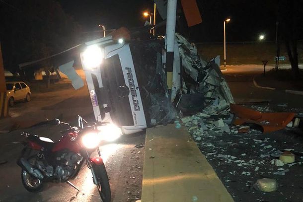O ve&iacute;culo de carga avariado tombou sobre o canteiro central da avenida 