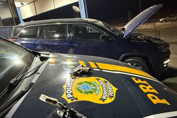 Ve&iacute;culo tinha registro de roubo praticado no Rio de Janeiro. Armas tamb&eacute;m foram apreendidas 