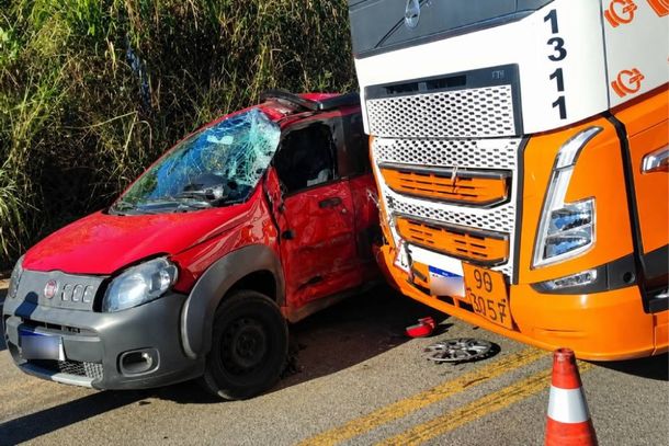 O Fiat Uno foi prensado na lateral e o motorista ficou preso &agrave;s ferragens 