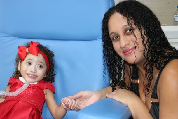 A pequena L&iacute;via permaneceu no CHSL desde quando nasceu e nesta segunda-feira retorna para casa na companhia dos pais 