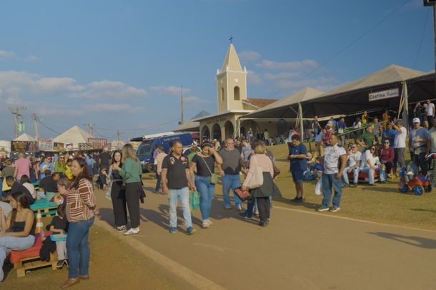 &Aacute;rea externa da Festa do morango 