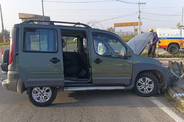 Motorista perdeu o controle da Dobl&ocirc; e bateu no canteiro central. Celular que estava em sua cintura explodiu 
