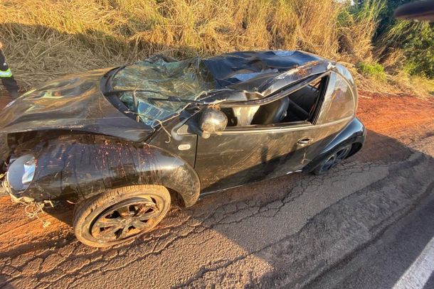 O carro foi destru&iacute;do durante o capotamento 
