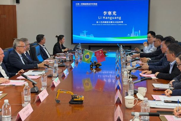 O prefeito Coronel Dimas e o secret&aacute;rio de Desenvolvimento Econ&ocirc;mico Jos&eacute; Carlos Costa apresentaram o potencial do munic&iacute;pio aos chineses 