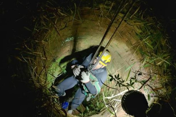 Para realizar o salvamento, os bombeiros montaram uma opera&ccedil;&atilde;o de resgate terrestre e utilizaram uma escada para que um militar descesse at&eacute; a v&iacute;tima