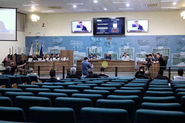 A sess&atilde;o acontece no Plen&aacute;rio da C&acirc;mara &agrave;s 18h e &eacute; aberta ao p&uacute;blico
