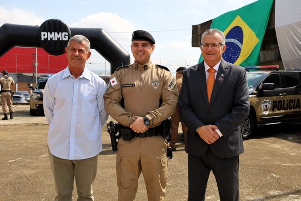 O novo comandante entre o prefeito Coronel Dimas Fonseca e o presidente da C&acirc;mara Oliveira Altair