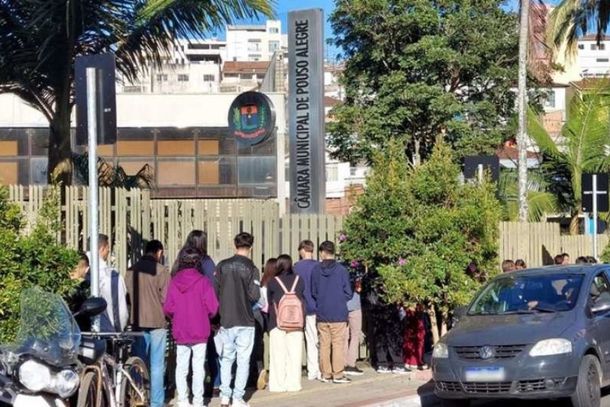 Filas de pessoas interessadas em vagas de emprego se formam frente &agrave; C&acirc;mara Municipal, onde funciona o CAC 