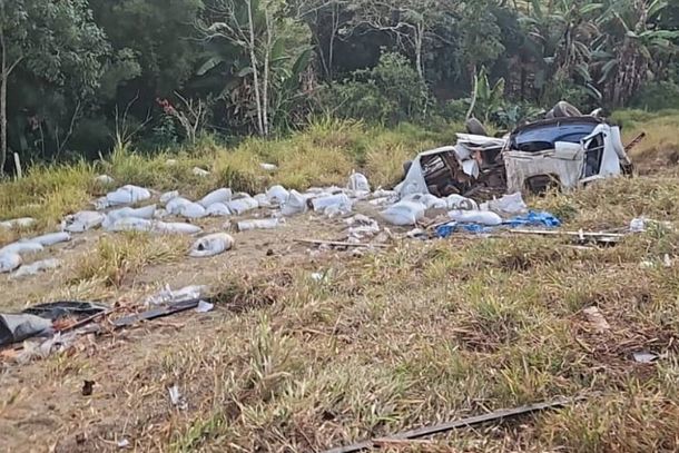 Durante o tombamento a carga de sacas de caf&eacute; foi lan&ccedil;ada &agrave;s margens da rodovia 