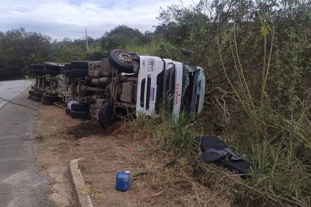 O condutor foi socorrido no local e levado para a Santa Casa em Machado 