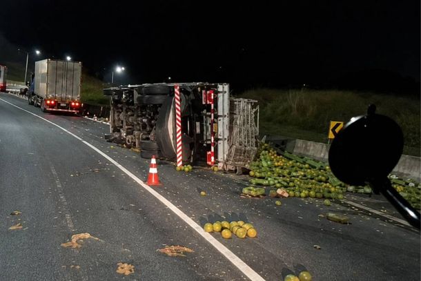O ve&iacute;culo de carga obstruiu a faixa direita da rodovia por cerca de cinco horas 