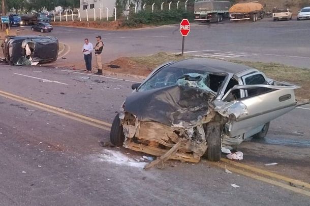O GM Classic teria feito uma manobra na pista e provocou a colis&atilde;o 