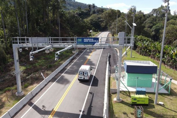 O free flow permite a passagem de ve&iacute;culos pelos pontos de cobran&ccedil;a sem a necessidade de parada em cancelas ou cabines f&iacute;sicas   
