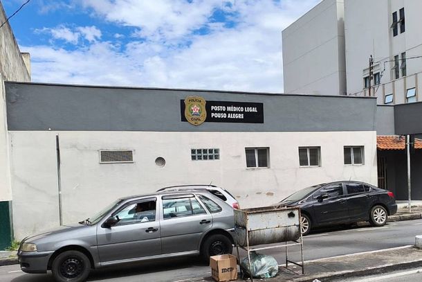 Ap&oacute;s os trabalhos periciais no local, o corpo foi levado para aut&oacute;psia no IML de Pouso Alegre 