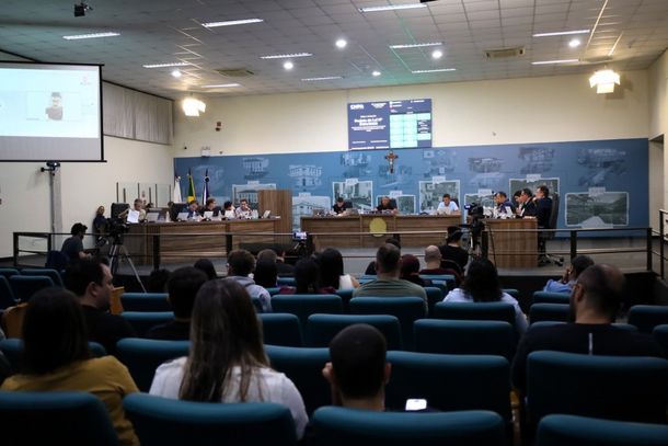 A sess&atilde;o acontece no Plen&aacute;rio da C&acirc;mara &agrave;s 18h e &eacute; aberta ao p&uacute;blico