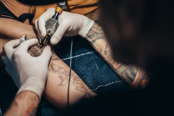 O r&eacute;u tatuou duas adolescentes com agulha improvisada e sem o consentimento dos pais delas 