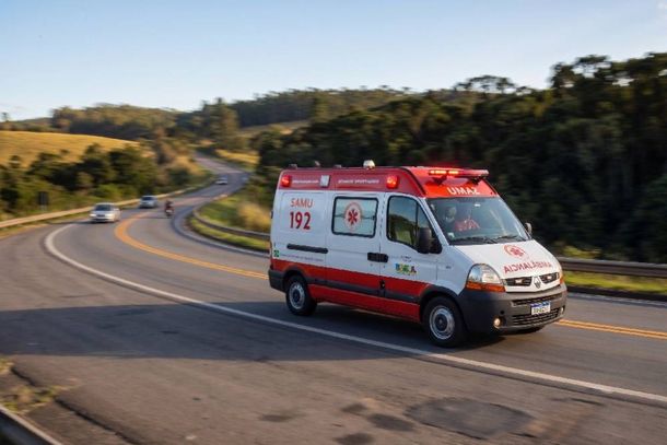 O Samu socorreu a ciclista e o condutor da moto 
