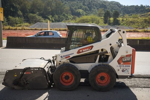 M&aacute;quinas na pista exigem mais aten&ccedil;&atilde;o de motoristas