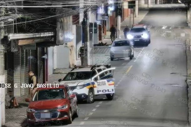 Os dois suspeitos foram flagrados quando tentavam arrombar o estabelecimento 