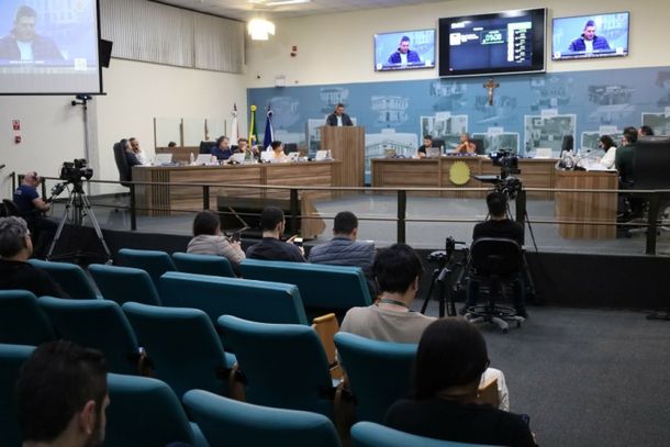  A sess&atilde;o acontece no Plen&aacute;rio da C&acirc;mara &agrave;s 18h e &eacute; aberta ao p&uacute;blico