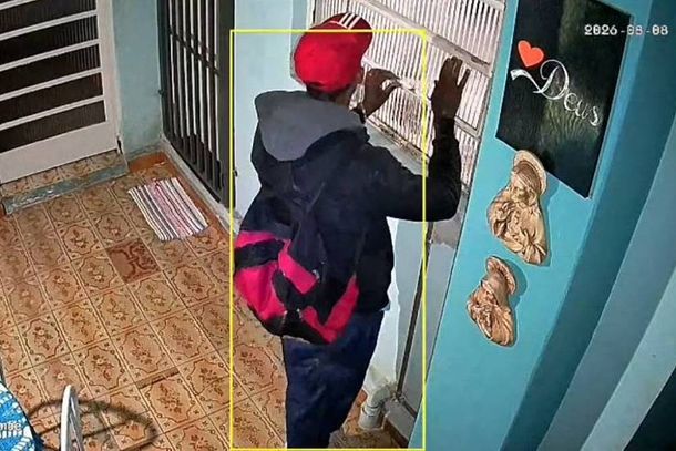 Imagens do ladr&atilde;o foram registradas por c&acirc;mera instalada na casa ao lado 