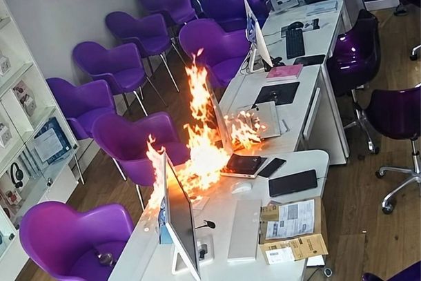 Al&eacute;m de atear fogo no local, a mulher destruiu equipamentos que se encontravam em exposi&ccedil;&atilde;o