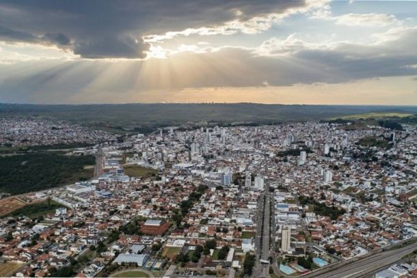 Alta press&atilde;o mant&eacute;m c&eacute;u com poucas nuvens e temperatura elevada em Pouso Alegre&nbsp;
