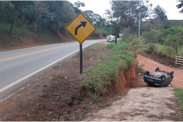 O capotamento foi na tarde desta segunda-feira, na rodovia MG-173 