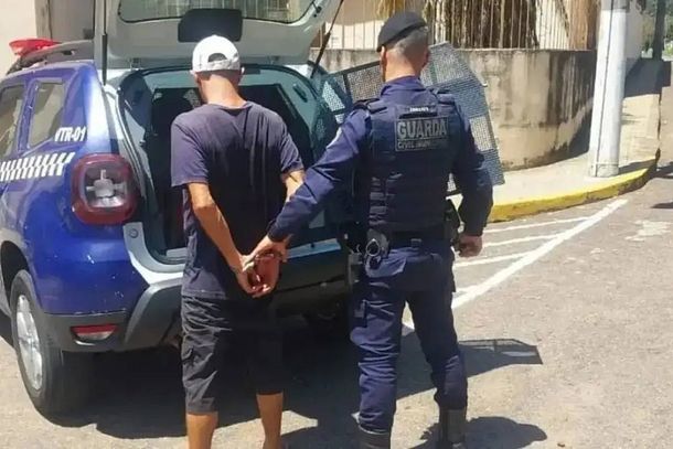 O suspeito retirou a bombona pl&aacute;stica que seria ocupada com restos mortais e pretendia vend&ecirc;-la 