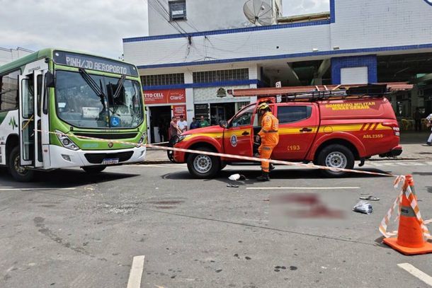 Equipe do Corpo de Bombeiros em socorro &agrave; v&iacute;tima do atropelamento 
