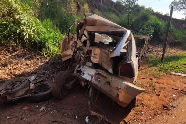 Reboque com excesso de carga provoca colis&atilde;o de ve&iacute;culos em rodovia sul-mineira