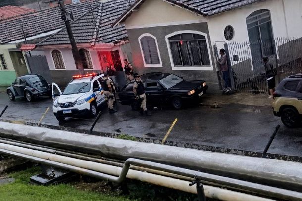 O condutor de 23 anos foi preso por dire&ccedil;&atilde;o perigosa e o outro homem de 18 anos foi preso por resist&ecirc;ncia