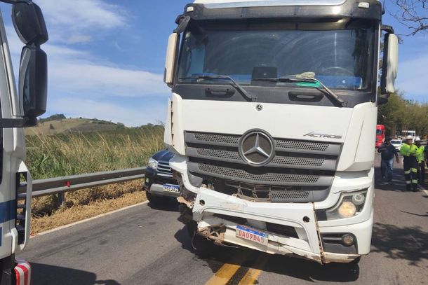 Local conhecido como &ldquo;Curva da Morte&rdquo; estava em obras e com ve&iacute;culos parados na pista quando surgiu a carreta desgovernada  