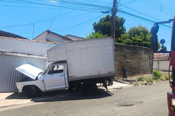 A caminhonete desgovernada somente parou ao bater no port&atilde;o de uma casa 