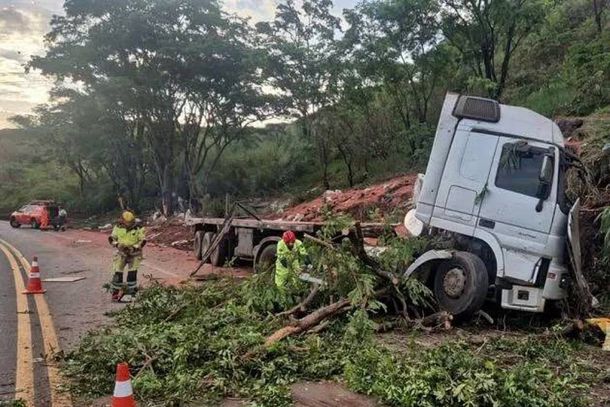 A cabine ficou completamente destru&iacute;da com o impacto