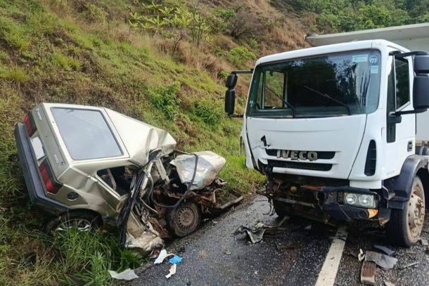 Gol no sentido de Andradas para Po&ccedil;os de Caldas quando invadiu a contram&atilde;o e atingiu frontalmente um caminh&atilde;o Iveco Tector