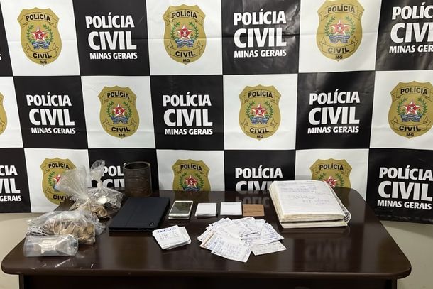 A equipe policial apreendeu dinheiro, cadernos de anota&ccedil;&otilde;es e aparelhos eletr&ocirc;nicos relacionados &agrave; pr&aacute;tica ilegal 