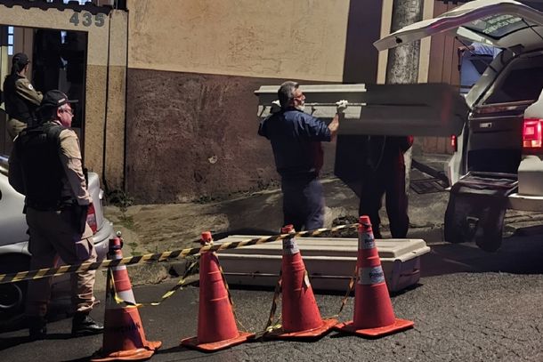 Pol&iacute;cia Militar encontrou pai e filho mortos dentro do im&oacute;vel. Investiga&ccedil;&atilde;o dever&aacute; esclarecer a din&acirc;mica do caso.