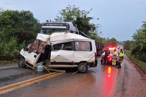 O motorista da van perdeu o controle do ve&iacute;culo e n&atilde;o conseguiu evitar a colis&atilde;o contra a carreta 