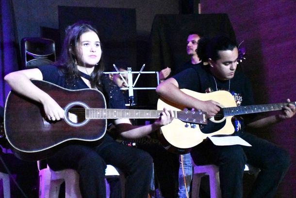 Escola de Artes oferece aulas de viol&atilde;o e outros instrumentos 