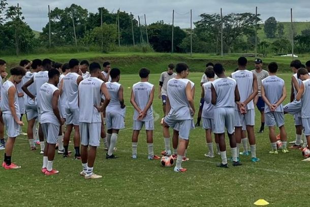 Atletas do Resende fazem os ultimos ajustes para a partida contra o Olaria